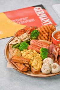 三亚三亚海棠湾天房洲际度假酒店（海底餐厅）的盘子的食物,包括肉、蔬菜和薯条