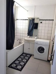 马里尼亚讷Appart 6 pers Marignane à 5 min -plage et aéroport的小型浴室设有洗衣机和水槽。
