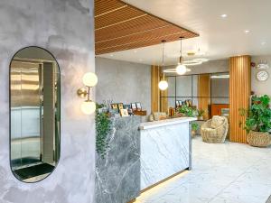 碧瑶美罗松树宾馆的大堂设有柜台和镜子