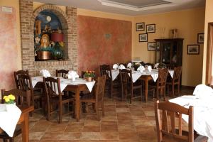 蒙特格罗索达斯提里斯特兰伯格维奇奥酒店的餐厅内带桌椅的用餐室