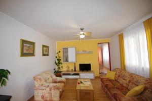 Holiday apartment in village Dobrani的休息区