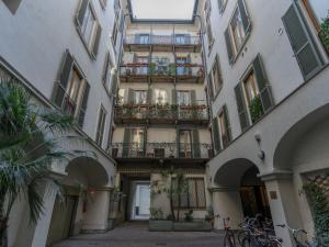 米兰The Best Rent - Gorgeous two-bedroom apartment in Porta Nuova district的公寓大楼的一侧设有阳台。