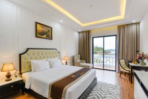 归仁Seaside Boutique Resort Quy Nhon的酒店客房设有一张大床和一张书桌。
