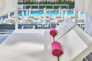 阿尔库迪亚港阿斯托里亚普拉亚成人酒店（4* Sup）的坐在游泳池旁的桌子上一双粉红色玫瑰