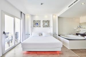 阿尔库迪亚港阿斯托里亚普拉亚成人酒店（4* Sup）的一间白色卧室,配有一张床和浴缸