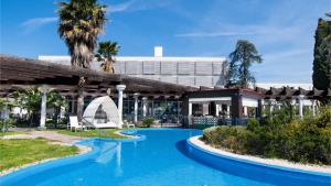 希贝尼克Amadria Park Beach Hotel Niko的一个带游泳池和大楼的度假胜地
