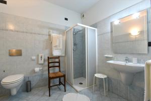 蒙特格罗索达斯提里斯特兰伯格维奇奥酒店的带淋浴、卫生间和盥洗盆的浴室