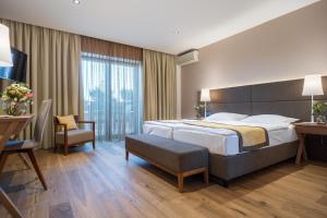 贡波尔德斯基兴登霍夫酒店的酒店客房设有一张大床和一张书桌。