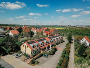 德累斯顿德累斯顿兰德豪斯酒店的享有城镇的空中景致,设有房屋和街道