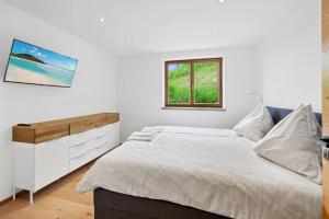 韦因道旁格兰茨Luxus Chalet Moritz的白色的卧室设有床和窗户