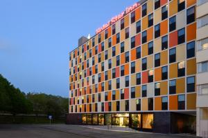 波尔图波尔图星级酒店 的建筑的侧面有五颜六色的窗户