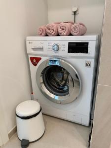 塔林Modern Lux Apartment with Great View的洗衣机及其上面的毛巾