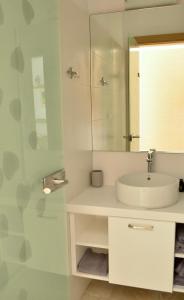 斯基亚索斯镇Anemoni Beach Hotel的白色的浴室设有水槽和镜子