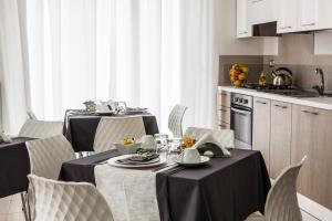 卡萨拉诺B&B ARFE'的一间带2张桌子和椅子的用餐室以及一间厨房