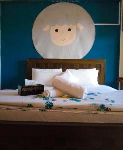 阿伯塔巴德Republika by Summit Resorts的一张床上,上面有娃娃,上面有一只羊的画