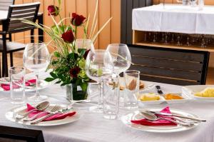 卡特勒博尔纳Vintage Lodge的白桌,酒杯和玫瑰花瓶