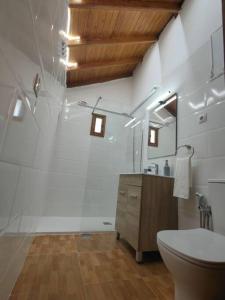克鲁兹·德·特赫达Finca Ancestros的白色的浴室设有卫生间和水槽。