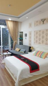 胡志明市CHEZ LOTUS VN的一间卧室设有一张大床和大窗户