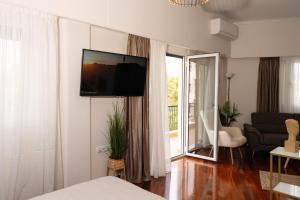 雅典Visum Acropol ,3BR - Private Terrace-Jacuzzi - Amazing View的客厅设有壁挂式平面电视。