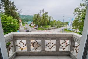 布雷日采Guesthouse Pr'Šefu的阳台享有街道景致。