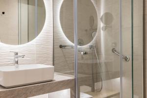 蒂锡利维ALFA LUXURY APARTMENTS的一间带水槽和淋浴的浴室