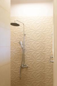 科孚镇Villa Armeni by CorfuEscapes的浴室设有淋浴间,配有波浪壁纸
