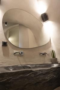 伊亚One of One - Altheda的浴室的墙上设有大镜子