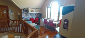 卡斯尔马特Ocean view的一间设有红色和蓝色椅子的用餐室