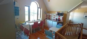 卡斯尔马特Ocean view的一间厨房,内设红色椅子和柜台