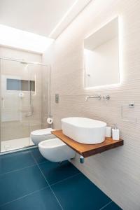 法维尼亚纳EGIDA camere mediterranee的一间带两个盥洗盆和淋浴的浴室