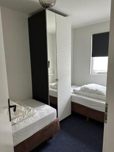 霍勒姆Prins Heerlijk Amelander Kaap 81的一间卧室配有两张床和镜子