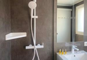 卡达克斯卡帕蒂姆卡达克斯酒店的带淋浴的浴室