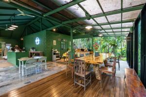 Tha Lane BayBlu Monkey Pooltara Krabi Hotel & Villas Pet Friendly的一间铺有木地板且拥有绿色墙壁的餐厅