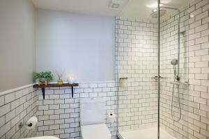 OdihamThe Red Lion的一间带卫生间和玻璃淋浴间的浴室
