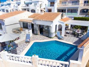 内尔哈Villa Las Brisas by Interhome的享有带游泳池的房屋的空中景致