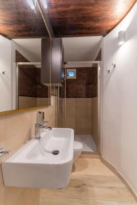 滨海波利尼亚诺Suite Novecento的浴室配有白色水槽和卫生间。