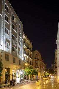 瓦伦西亚甜美大陆酒店的夜城街道,建筑