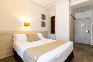 瓦伦西亚甜美大陆酒店的卧室配有一张白色大床