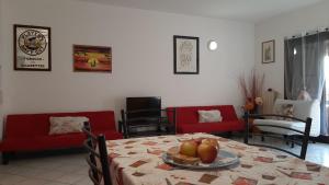 奥尔比亚PRESSI AEROPORTO COSTA SMERALDA的客厅配有带水果的桌子