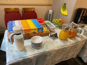 罗斯伯里罗斯伯里纽卡斯尔豪斯宾馆的一张桌子上放着一篮牛奶和果汁