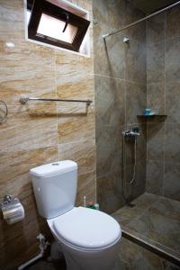 AghavnadzorNoravank L-and-L的一间带卫生间和淋浴的浴室