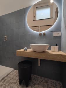 阿拉西奥Casa Aicardi的一间带水槽和镜子的浴室