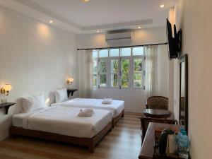 琅勃拉邦La nuit de laos的一间卧室设有一张大床和一个窗户。