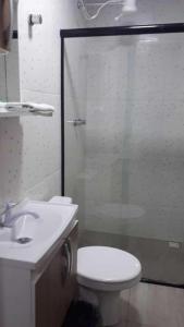 Telêmaco BorbaHotel ROF的带淋浴、卫生间和盥洗盆的浴室