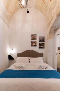 滨海波利尼亚诺Suite Novecento的卧室配有一张白色大床