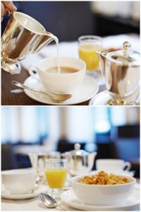 巴塞尔商业酒店的桌上的咖啡和一碗食物