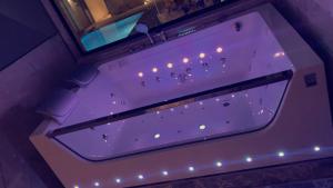 利雅德The Palms Resort (3)的客房内的浴缸配有灯光