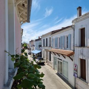 圣特罗让莱班La Belle Cordière的白色建筑城镇中一条空的街道