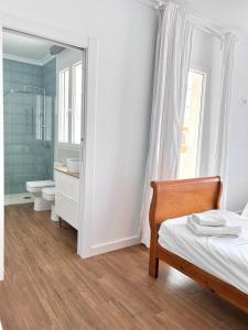 贝莱斯-鲁维奥Ático con Vistas的一间卧室配有一张床,浴室设有淋浴。