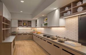 比弗顿Hyatt House Portland/Beaverton的一间铺有木地板并配有不锈钢用具的大厨房
